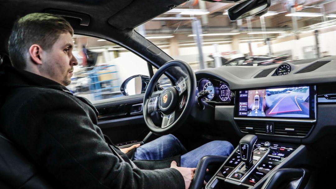 Porsche demonstrates autonomous driving in the workshop